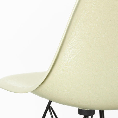 Cadeira Eames DSR em Fibra de Vidro / Base Preta